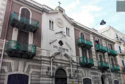 Bari, la misteriosa chiesa di via Garruba: chiusa da anni non si sa a chi appartenga